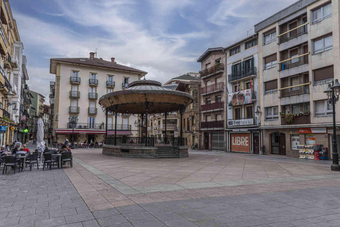 Guipúzcoa - Zarautz 15 - plaza Musika.jpg